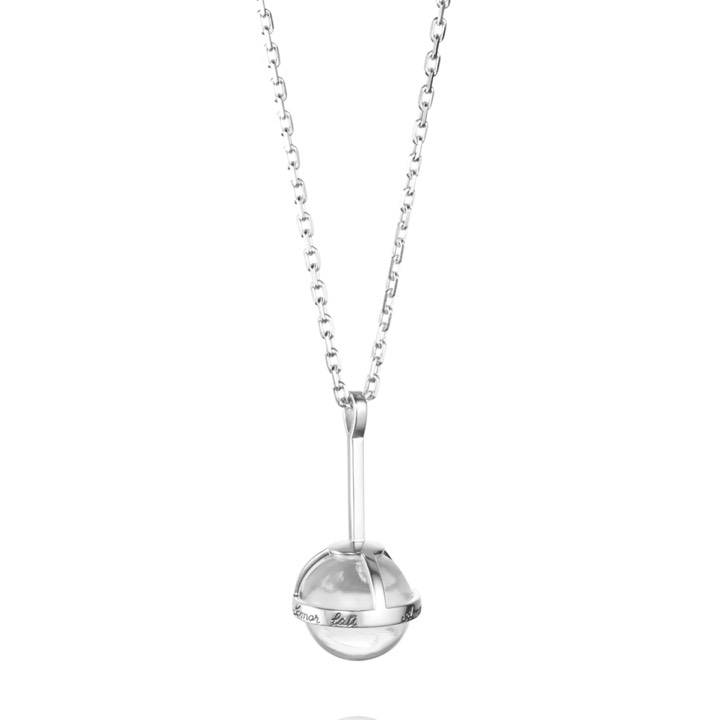 Amor Fati Globe - Crystal Quartz Colgantes Plata en el grupo Collares / Collares de plata con SCANDINAVIAN JEWELRY DESIGN (11-100-01518)
