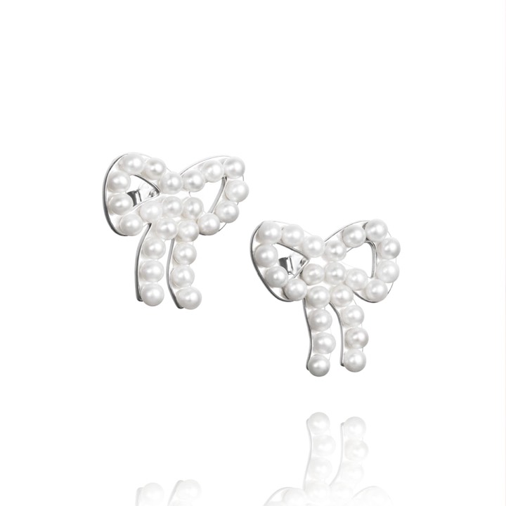 Mini Pearls Bow Pendiente Plata en el grupo Pendientes / Pendientes de perlas con SCANDINAVIAN JEWELRY DESIGN (12-100-01602-0000)