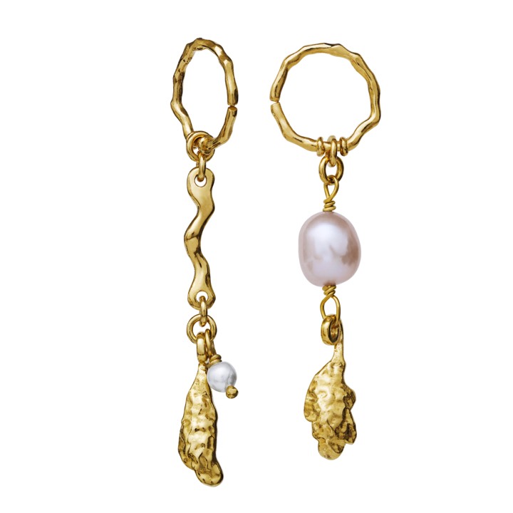 Lyric Pendiente (Oro) en el grupo Pendientes / Pendientes de perlas con SCANDINAVIAN JEWELRY DESIGN (9687a)