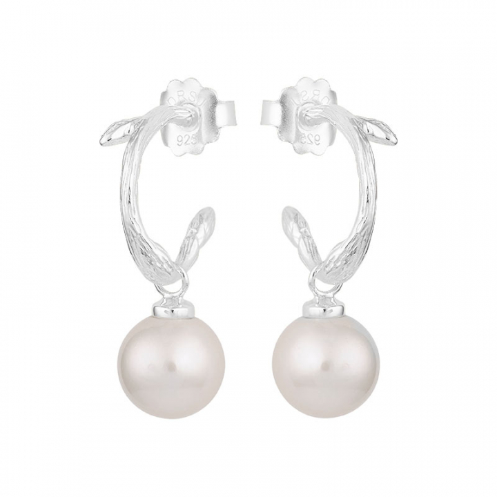 Branch pearl hoops en el grupo Pendientes / Pendientes de perlas con SCANDINAVIAN JEWELRY DESIGN (BAH-E1M200-S)